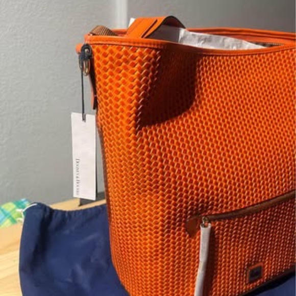 Dooney & Bourne (Large Tote/Bucket Bag) - Picture 4 of 6